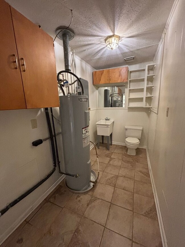 Building Photo - Large home in Brooadmor!