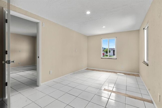 Building Photo - 1415 NE 25th St