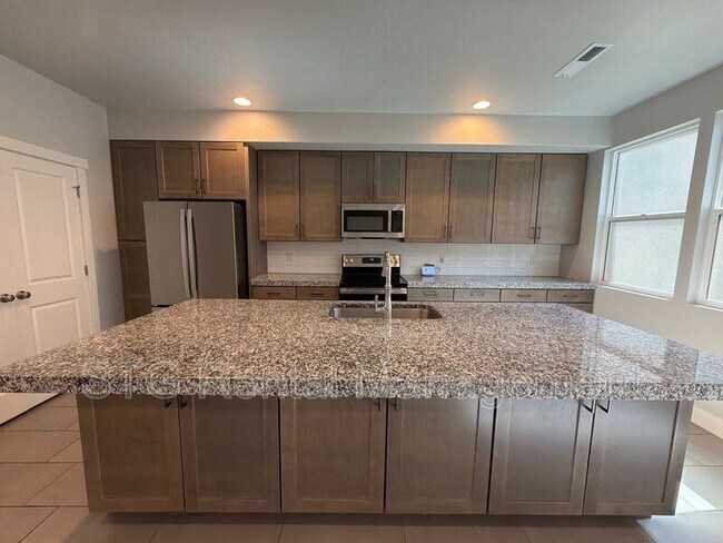 Building Photo - 644 Rosa Ln