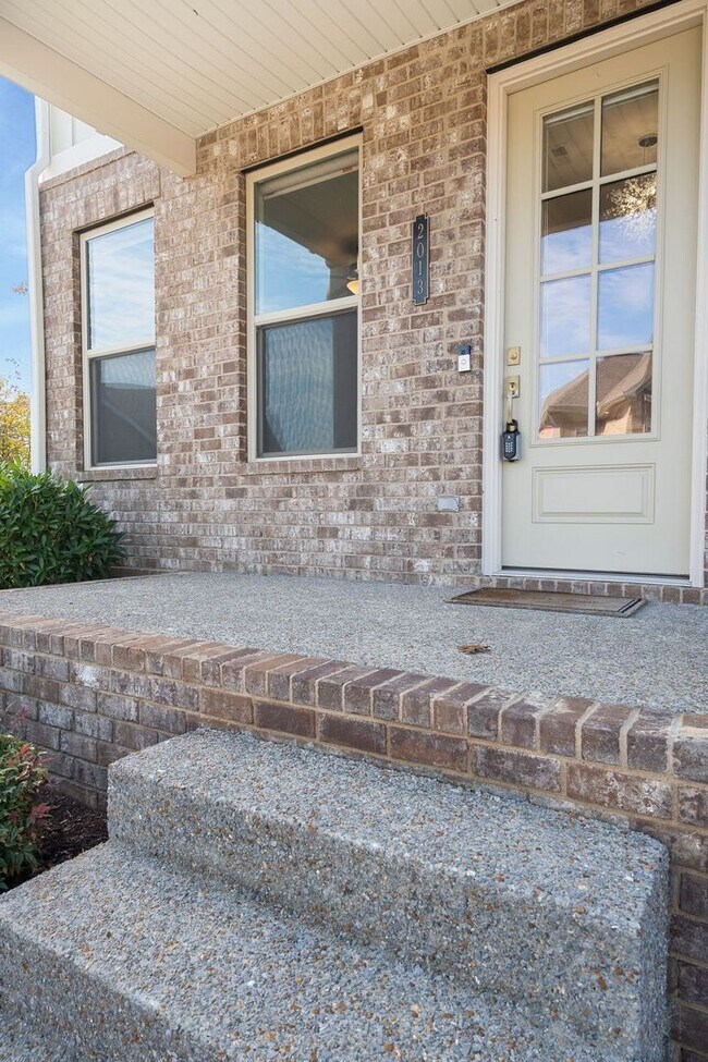 Building Photo - Gated Community - Villages of Stoneybrook