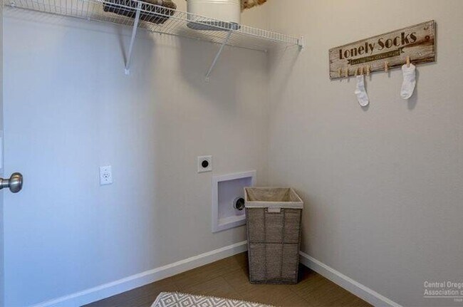 Building Photo - Newer SE 3 Bdrm House, All Appliances incl W/D, Air Cond, Community Pool, Double Garage