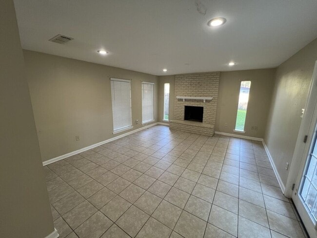 Building Photo - Newly updated!  3 bedroom, 1.5 bath home o...