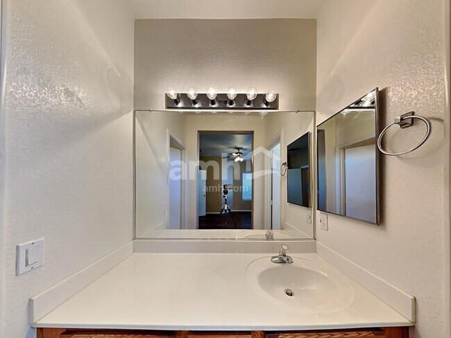 Building Photo - 614 W Mountain View Dr