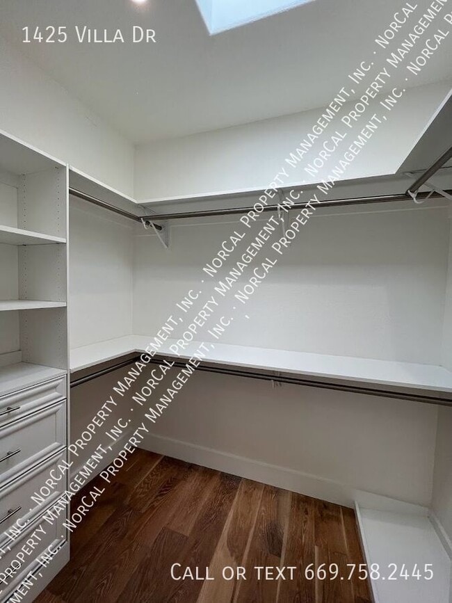 Building Photo - 1425 Villa Dr