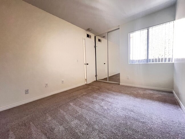 Building Photo - Reduced price-End/Corner 2 Bed/ 2 Bath Con...