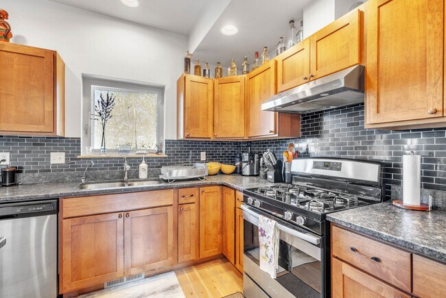 Building Photo - Furnished townhome w/ 2-car garage, backyard & EV charging