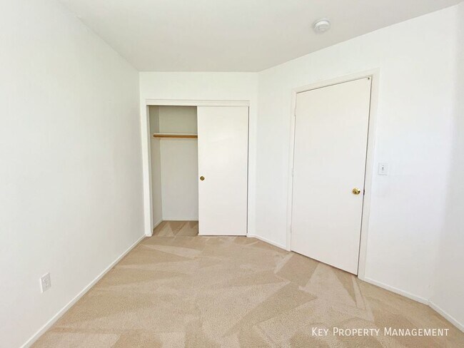 Building Photo - 198 Chadwell Ct