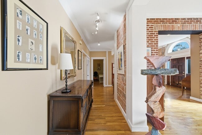 Building Photo - 215 W Norma St