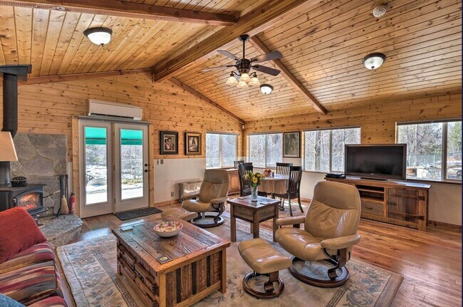 Building Photo - Gorgeous 2 Bed, 1.5 Bath Cabin Retreat on Big Creek