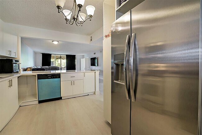 Building Photo - 2850 Forest Hills Blvd