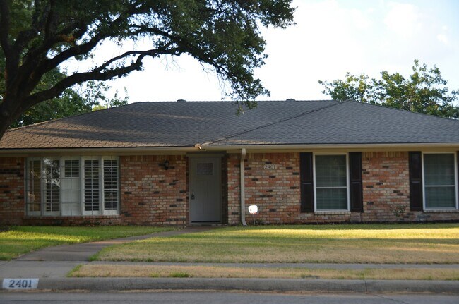Building Photo - 2401 Westridge Dr