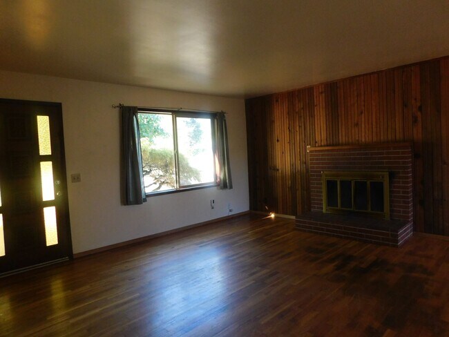Building Photo - Spacious 3/Bedroom-1-1/2Bathroom Home In F...