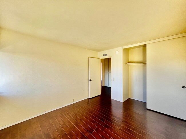 Building Photo - Beautiful 3B/2BA condo w/ Washer&Dryer loc...