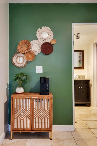 Building Photo - 108 E Flora St