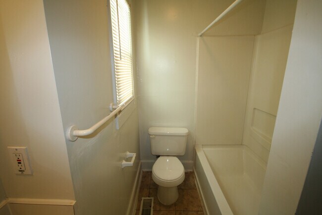 Building Photo - Spacious 1st Floor Apt - 1/2 Block to Duke - HUGE Fenced Yd