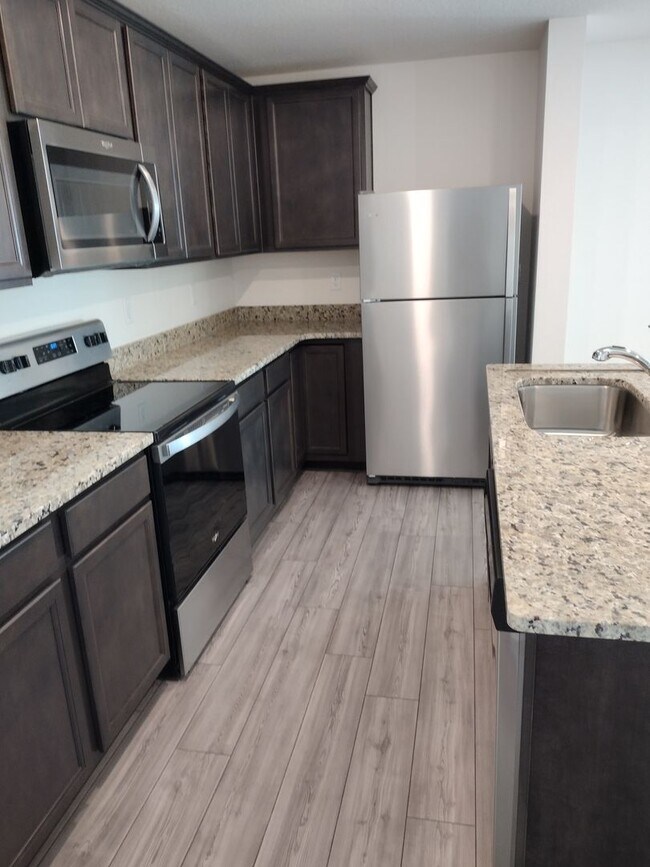 Building Photo - Beautiful 4 bedroom 2.5 Bathroom House For...