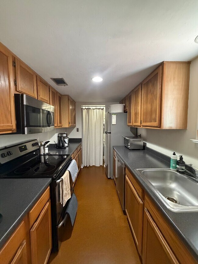 Building Photo - Large Studio Condo Downtown Walking Distance to the Florida State Capitol