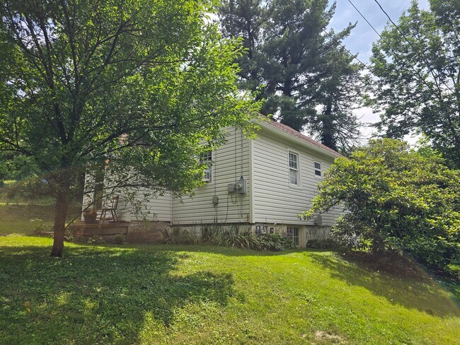 Building Photo - 106 Lowry St