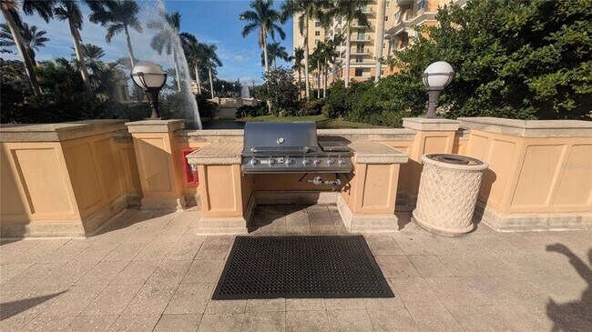 Building Photo - 750 N Tamiami Trl