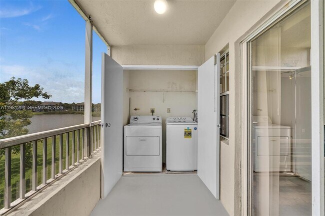 Building Photo - 2871 N Oakland Forest Dr