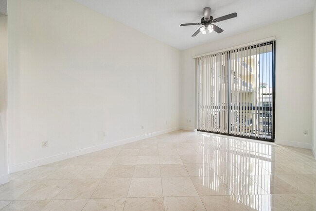 Building Photo - 701 S Olive Ave