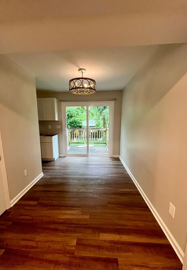 Building Photo - Fully Remodeled 2 Bedroom, 1.5 Bath Home