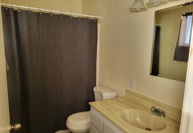 Building Photo - Cute Ranch Style 3 Bedroom, 2 Bath, On 4 A...
