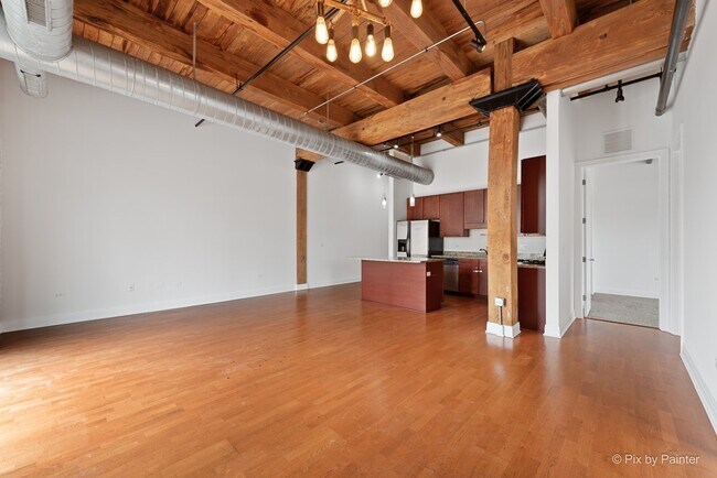 Building Photo - 770 W Gladys Ave