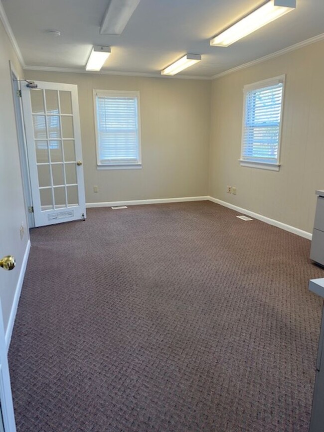 Building Photo - Ready for new tenants June 2025! Downtown ...