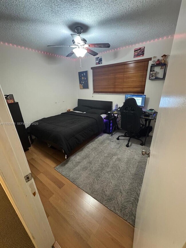 Building Photo - 10161 SW 137th Ct