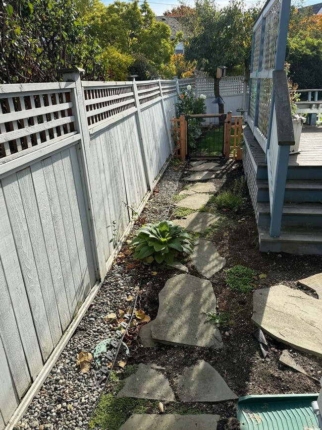 Building Photo - 3BR Tudor Home 1/2 Block from Greenlake!