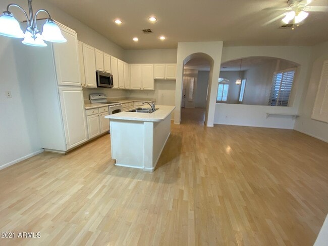 Building Photo - 5442 W Fairview St