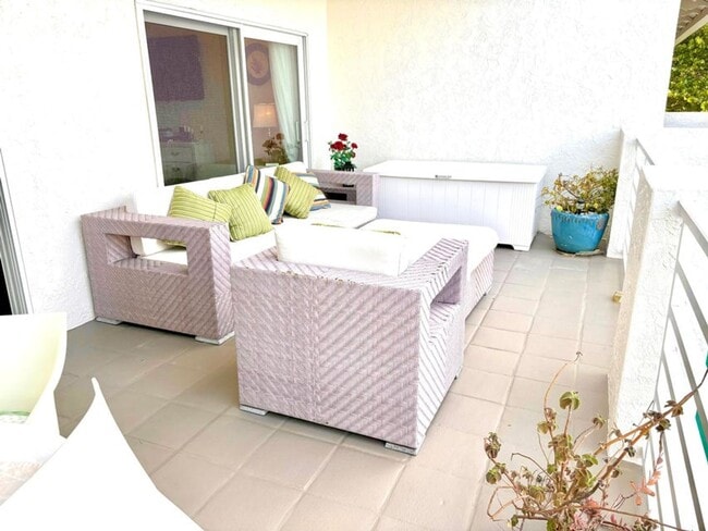 Building Photo - 328 N Lake Dr