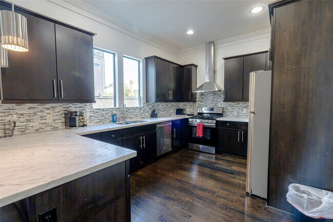 Building Photo - 1205 Summer St