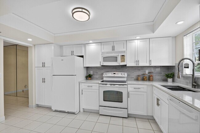 Building Photo - 3810 Via Poinciana