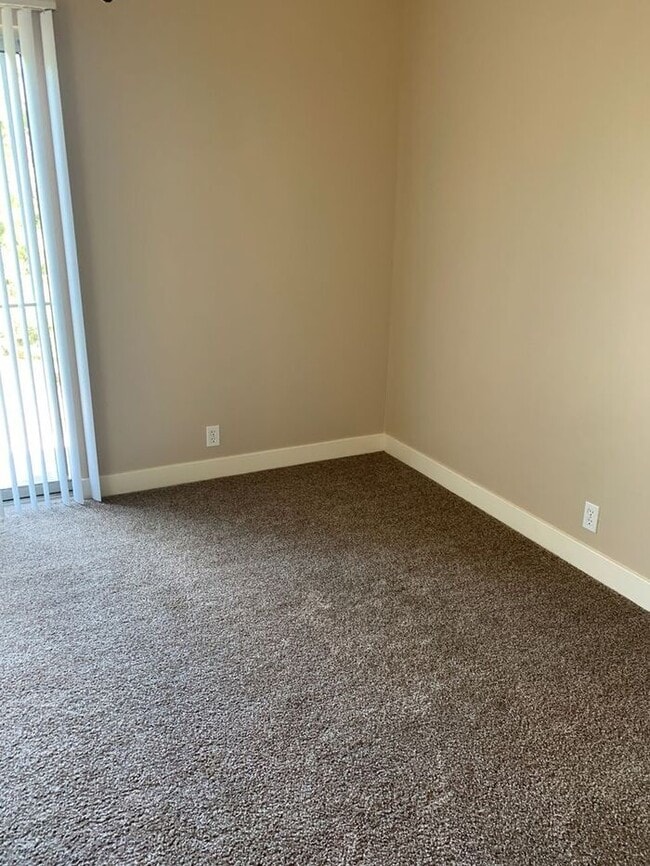 Building Photo - 2 Bed 1.5 Bath End Unit Townhome!