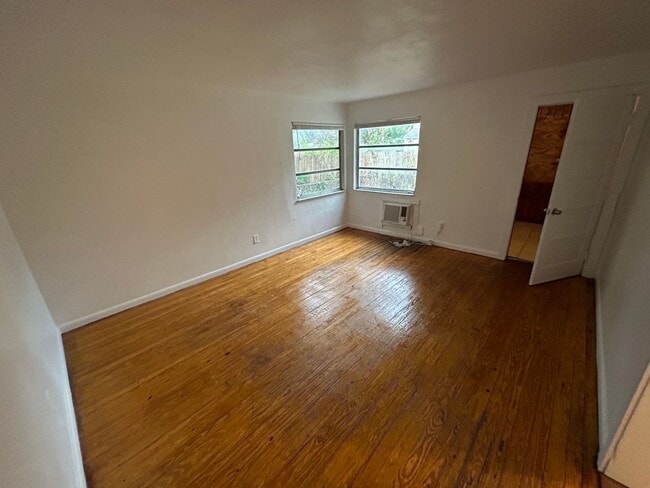 Building Photo - Cozy 2 bedroom home near local amenities