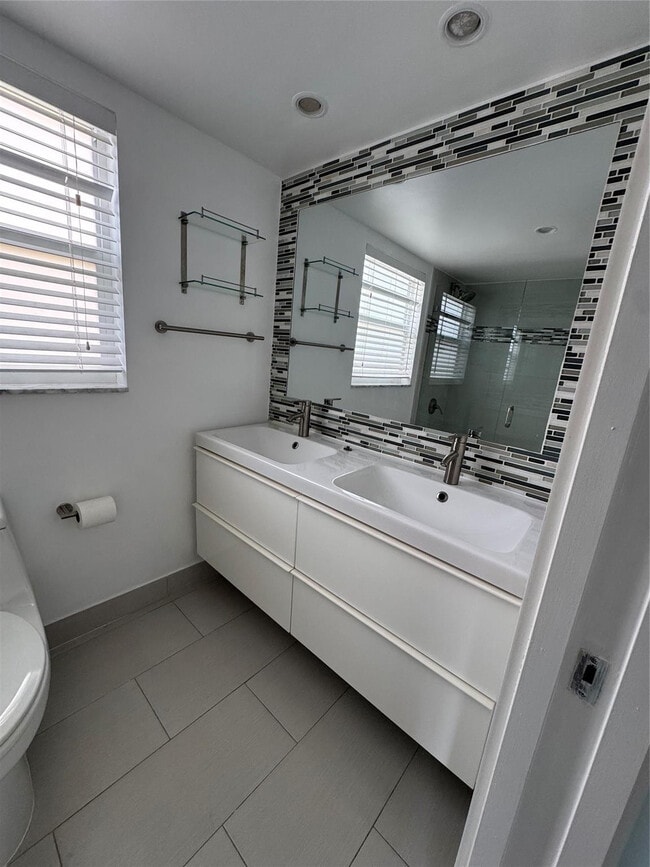 Building Photo - 3150 N Palm Aire Dr