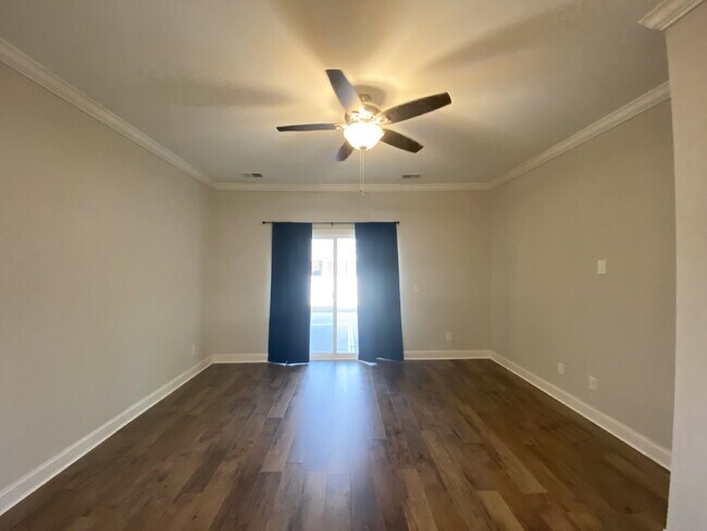 Building Photo - End Unit Townhouse in Cypress Ridge!