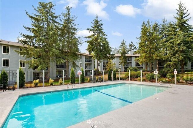 Building Photo - Location, Location, Location 3-bedroom Sammamish Bluffs Condo