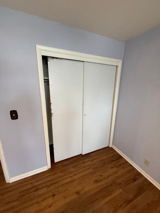 Building Photo - 4 Bedroom 2 Bathroom Home on Large Corner Lot with 2 Car Attached Garage In Great Neighborhood In...