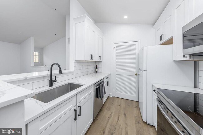 Building Photo - 56 Crestmont Dr