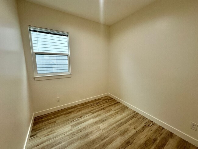 Building Photo - 1464