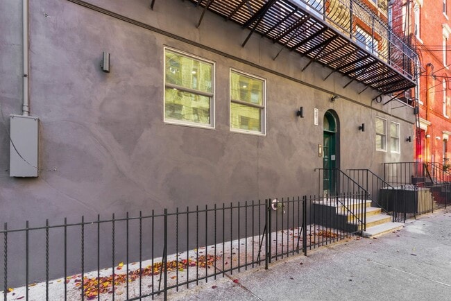 Building Photo - 419 5th St