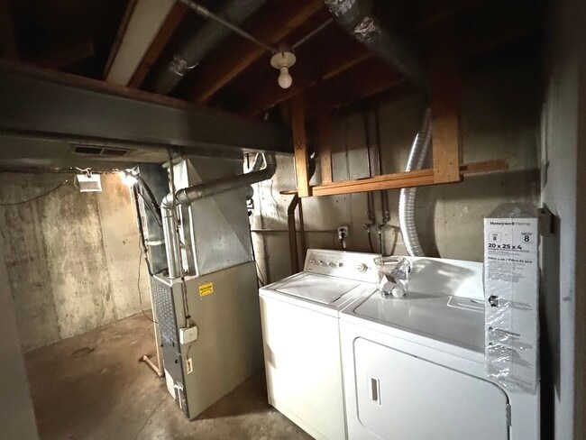 Building Photo - 1992 Holbrook Ln