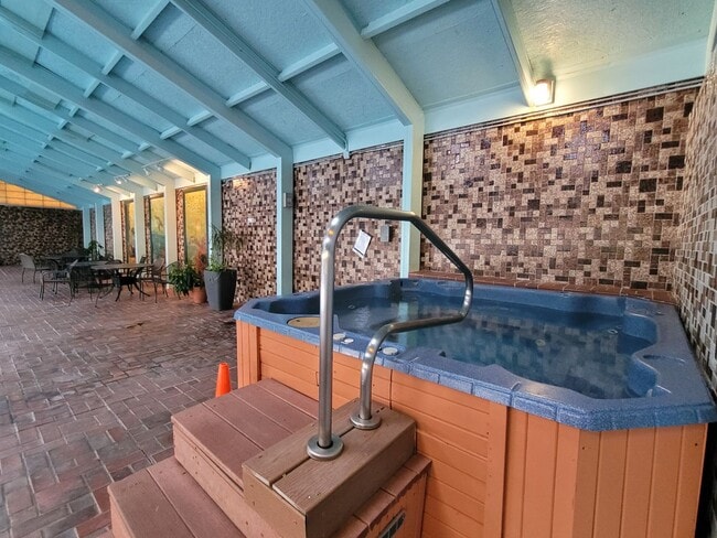 Building Photo - 2 Bedroom Condo - Greentree - Many Amenities!!