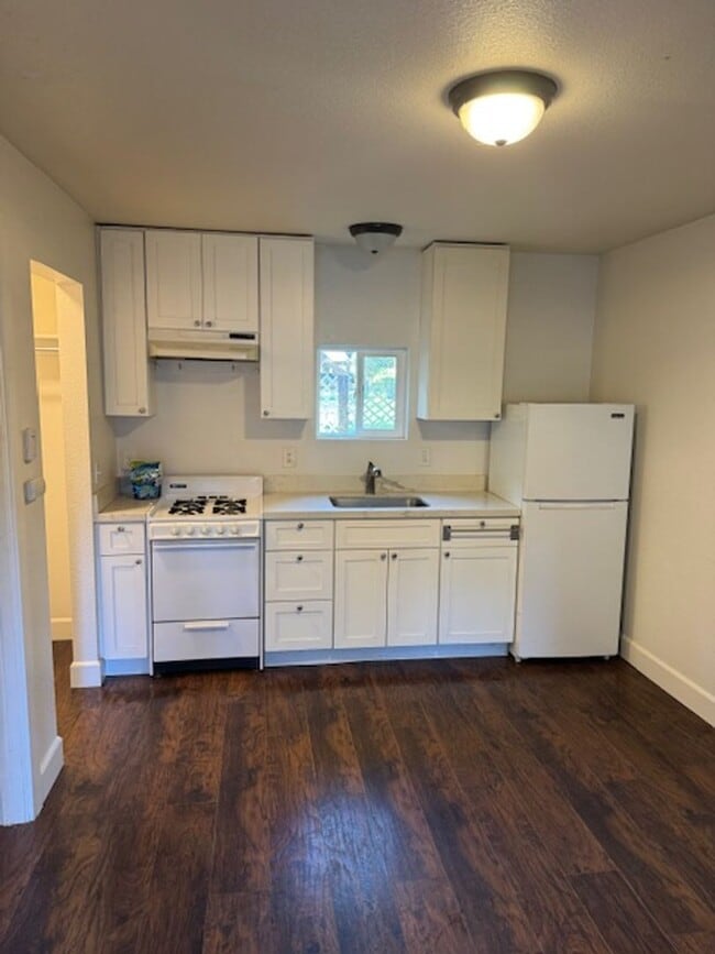 Building Photo - Clem Mora Rentals