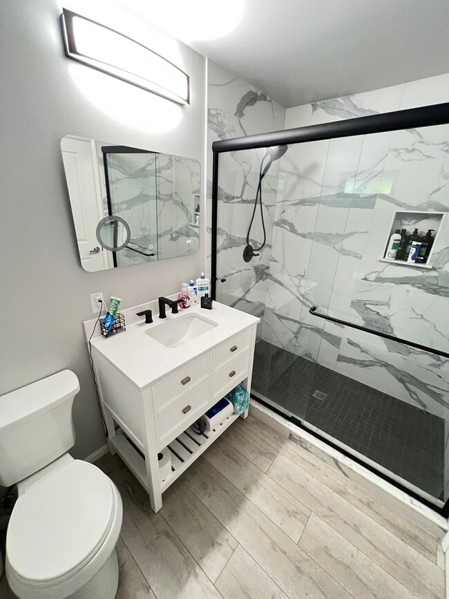 Building Photo - Beautifully Upgraded 5 Bed 4 Bath Orange Pool Home