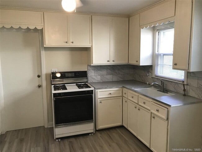 Building Photo - 722 Knapps Hwy