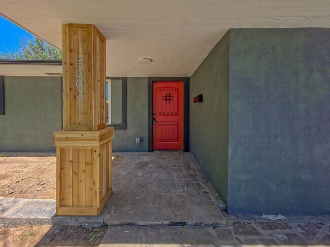 Building Photo - Charming 3-Bed, 2.5-Bath Home in Bethany w...